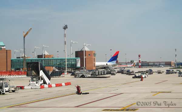 Airport-050205-1128a